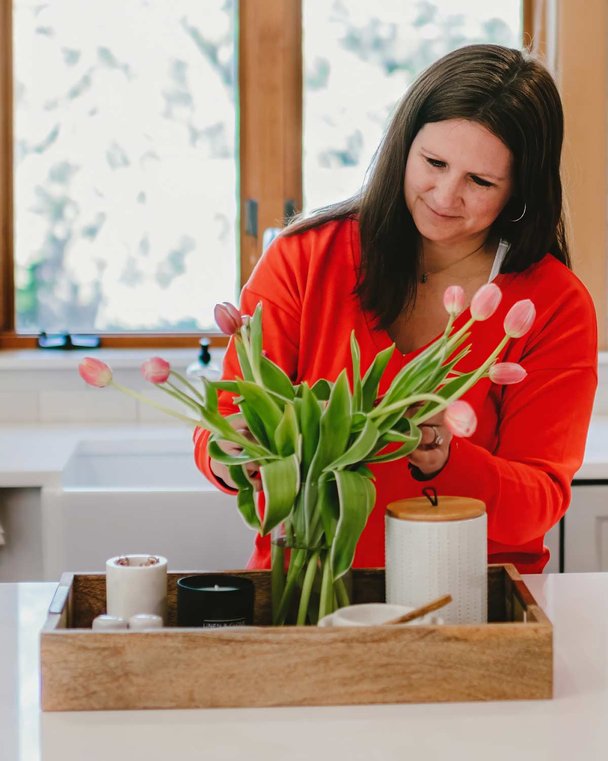 A lead designer of Linen & Clove adjusting accents